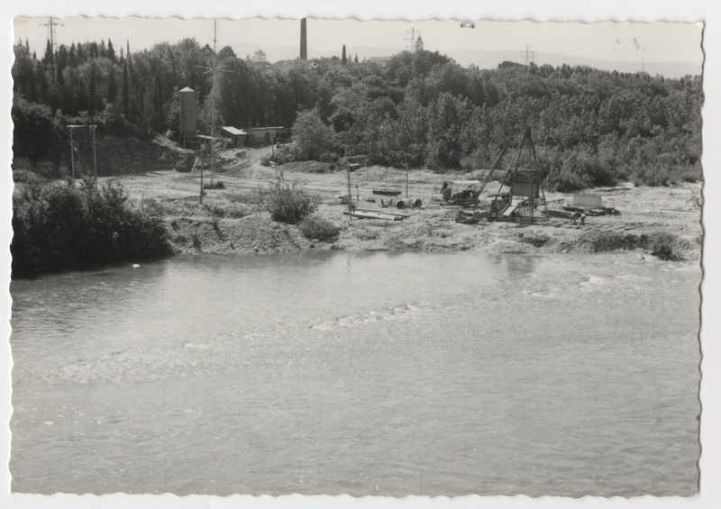 Costruzione dello sbarramento di Gorizia. Area di cantiere in alveo. Piena isontina. Approntamento in sponda sinistra